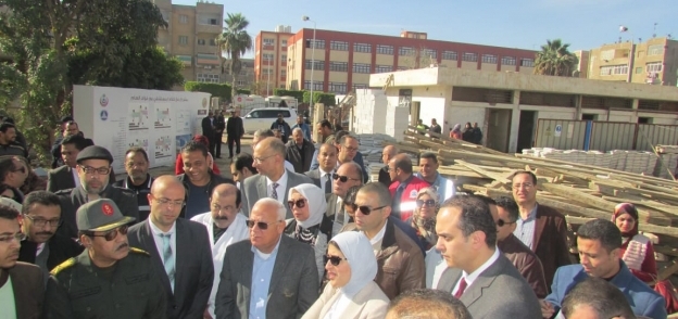 وزيرة الصحة خلال تفقدها مجمع هيئات التأمين الصحي الشامل ببورسعيد