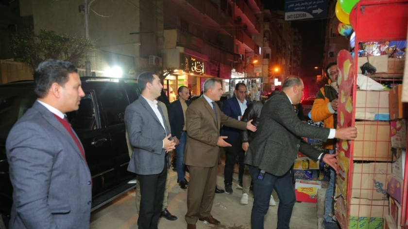 محافظ كفر الشيخ يقود حملة ليلية لإزالة الإشغالات والتعديات