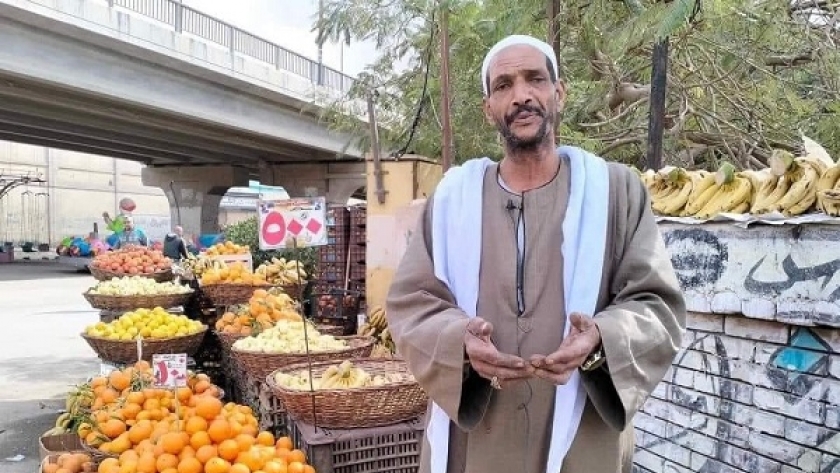 عم ربيع صاحب فيديو القاء البرتقال على شاحنة غزة