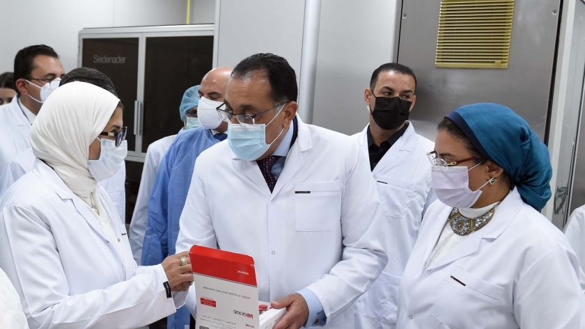 مدبولي يشهد إنتاج أول مليون جرعة لقاح كورونا المصنع محليا في «فاكسيرا»