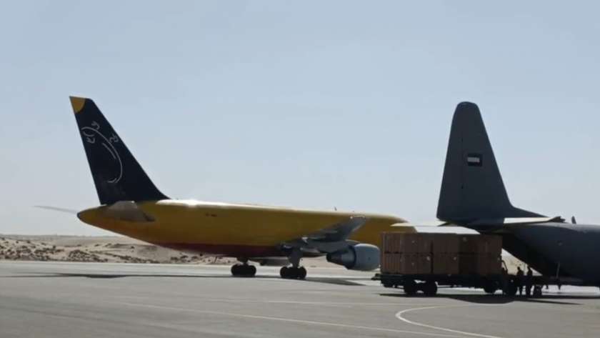 طائرات تحمل مساعدات إنسانية في مطار العريش