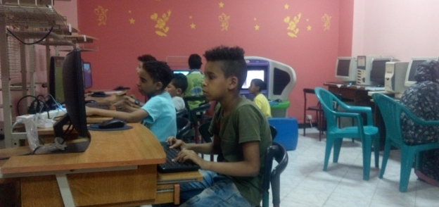 الأطفال يستأجرون أجهزة كمبيوتر المكتبة للعب عليها «الساعة بجنيه»