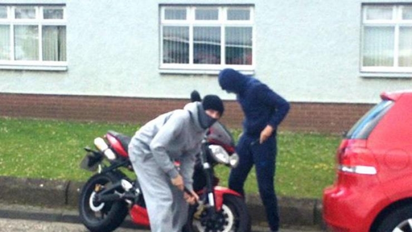 لصان يحاولان سرقة دراجة نارية