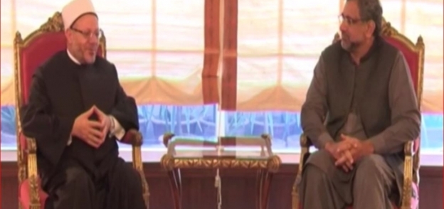 مفتي الجمهورية أثناء لقاءه برئيس الوزراء الباكستاني