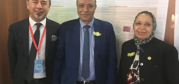 أستاذ بأداب طنطا يقدم بحثابـ"خصائص مرض السرطان وخطواته علاجيه"بالجزائر