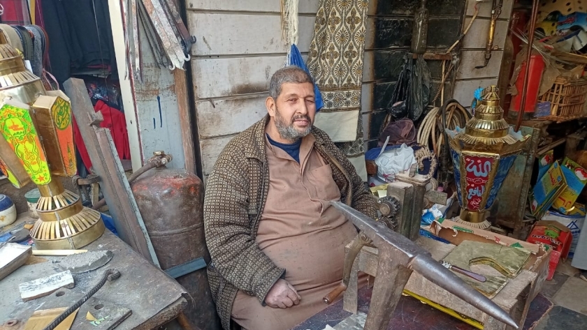 حكاية «عم أشرف» أقدم صانع فوانيس الشمعة بالشرقية: 50 سنة في المهنة