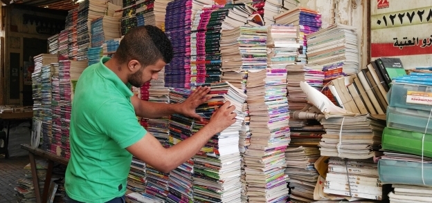 «محمد» يبيع كتب خارجية بأسعار رمزية بالدقهلية