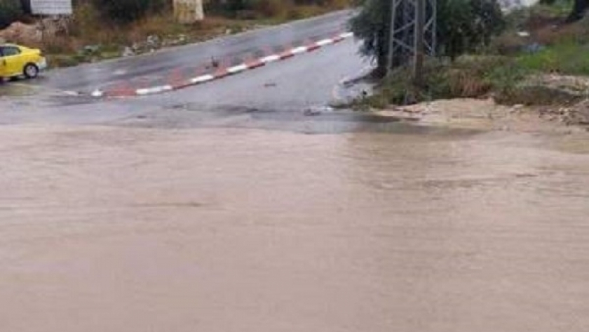 غلق طريق في جنين بسبب مياه الأمطار