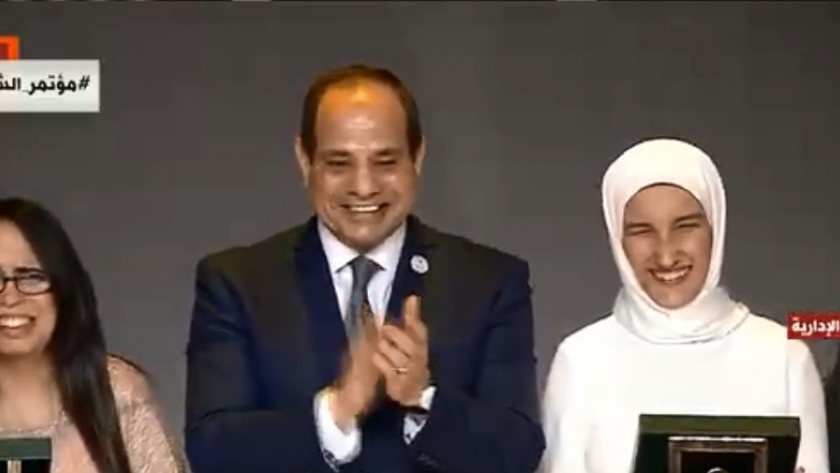 الرئيس عبدالفتاح السيسي أثناء تكريمه للشباب