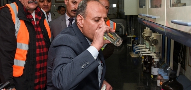 محافظ الإسكندرية يشرب المياه