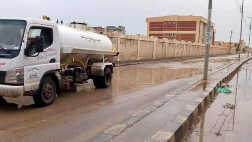 رفع مياه ومخلفات الأمطار من شوارع كفر الشيخ