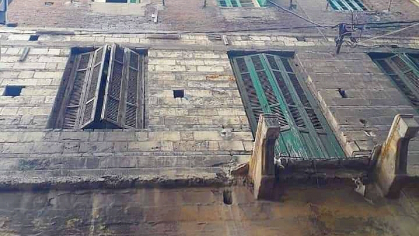 سقوط أجزاء من عقار قديم بوسط الإسكندرية