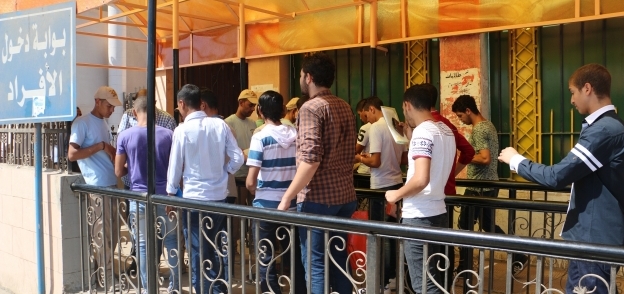 جانب من تفتيش طلاب جامعة بني سويف أثناء دخولهم الحرم الجامعي