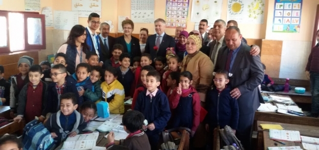 السفير الكندي يتفقد مشروع "التغذية المدرسية للاجئين السوريين" بمدارس الإسكندرية