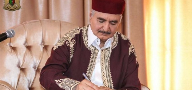 القائد العسكري الليبي خليفة حفتر