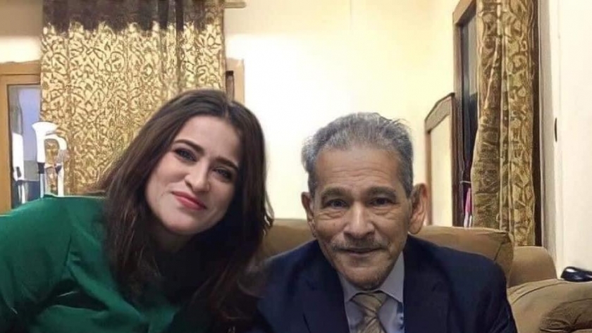 إيزيس القمني مع والدها