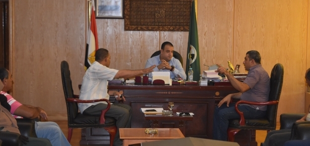 محافظ الفيوم يناقش مع الخدمة الوطنية تطوير شارع جمال عبدالناصر