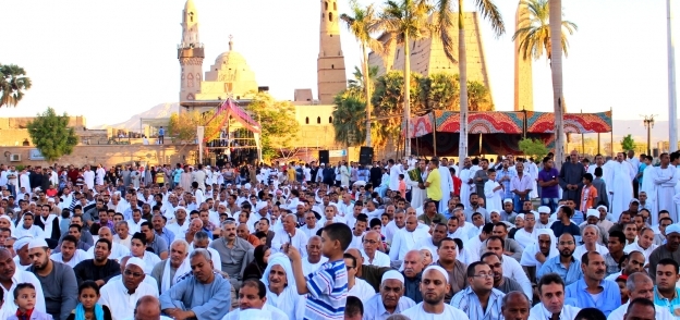 عشرات الآلاف يؤدون صلاة العيد بساحات الأقصر