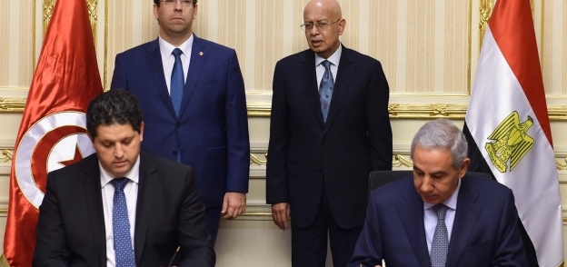 رئيس الوزراء ونظيره التونسي خلال توقيع اتفاقيات
