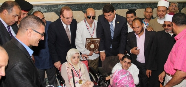 محافظ بني سويف يشارك ذوي الاحتياجات الخاصة احتفالهم بـ"ذكرى أكتوبر"