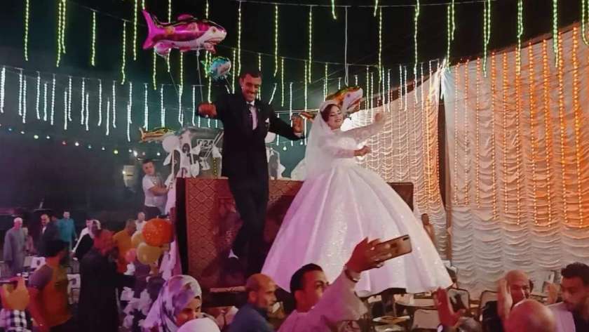 بالصور : حفل زفاف عروسين يستقلان لودر نقل بشوارع إحدي قري المحلة