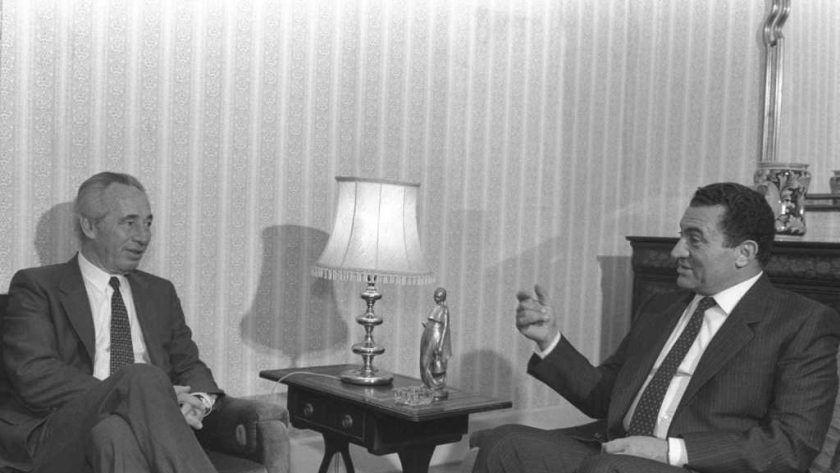 الرئيس الأسبق محمد حسني مبارك مع شيمون بيريز