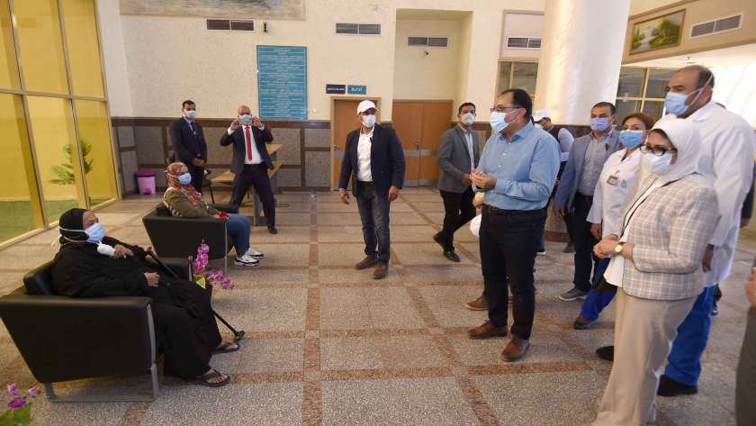 رئيس الوزراء داخل مستشفى أسوان التخصصي يلتقي بالمرضى