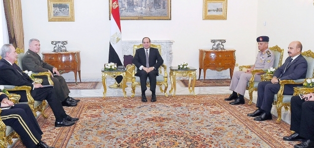 جانب من اللقاء الرئيس عبد الفتاح السيسي مع  الفريق أول كينيث ماكينزي