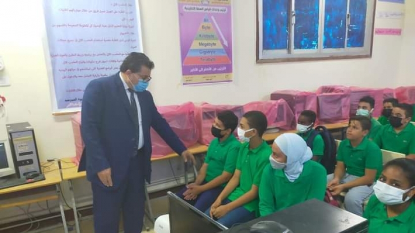 مدير التعليم يتفقد مدارس شرم الشيخ