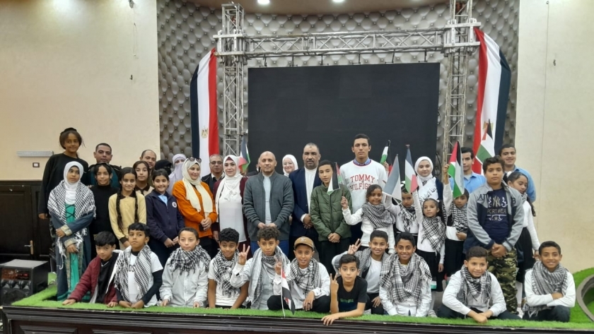 فريق مسرح تعليم مطروح خلال متابعة عرض عن بطولات فلسطين