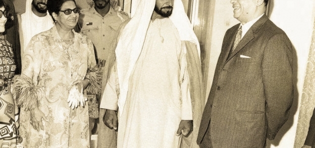 الشيخ زايد أثناء استقباله أم كلثوم فى الإمارات