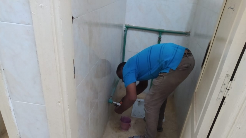 استعدادات صيانة دورات المياه في المساجد قبل فتحها في صلاة فجر الأربعاء 20 أكتوبر