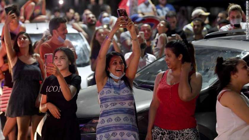 احتفالات في شوارع تونس بعد قرارات سعيد