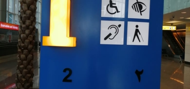 مطار القاهرة : علامات إرشادية جديدة للمعاقين بصالات السفر