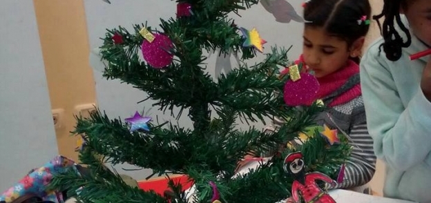 أطفال ثقافة الإسكندرية تزين شجرة الكريسماس احتفالًا بالعام الجديد