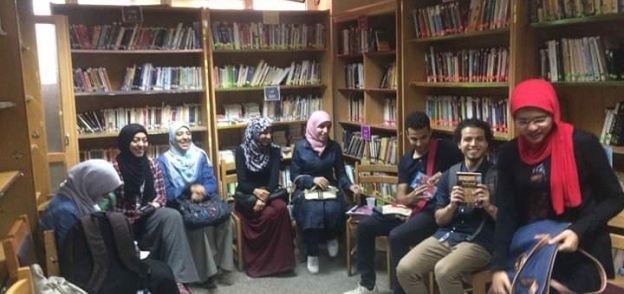 طلاب كلية «طب القاهرة» داخل المكتبة
