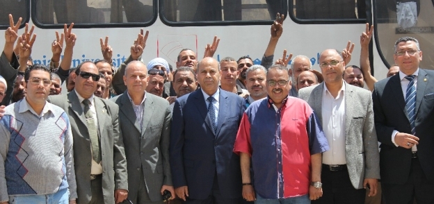 رئيس جامعة المنيا مع العاملين