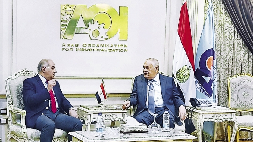 رئيس «العربية للتصنيع» خلال استقباله وفد جامعة أسيوط