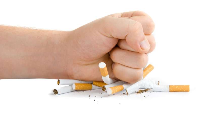 عادة التدخين لها أضرار صحية كبيرة سواء السجائر العادية أو الإلكترونية