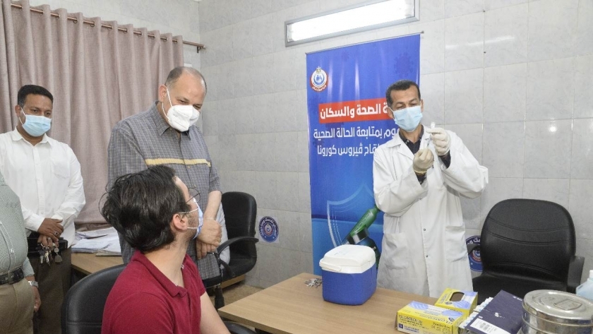 محافظ أسيوط يتفقد تطعيم المواطنين بلقاح كورونا بالمركز الصحي الحضري
