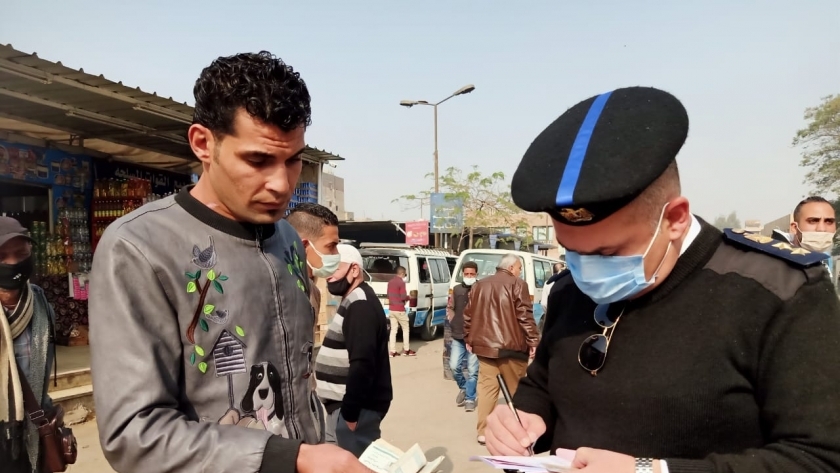 محافظ القاهرة يحرر محضرا لمحصل بأتوبيس نقل عام لعدم ارتداء الكمامة