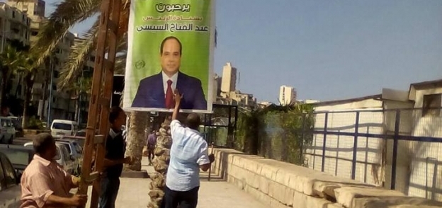لافتات الترحيب بالرئيس السيسي تملئ كورنيش الإسكندرية