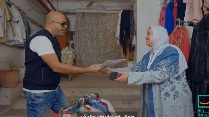 عدسة برنامج «حياة كريمة» تلتقي بسيدة مصرية تعمل في الخير