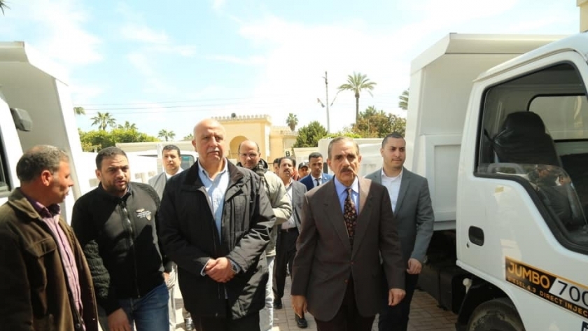 محافظ كفر الشيخ يتابع توزيع سيارات النظافة الجديدة بالمراكز والمدن