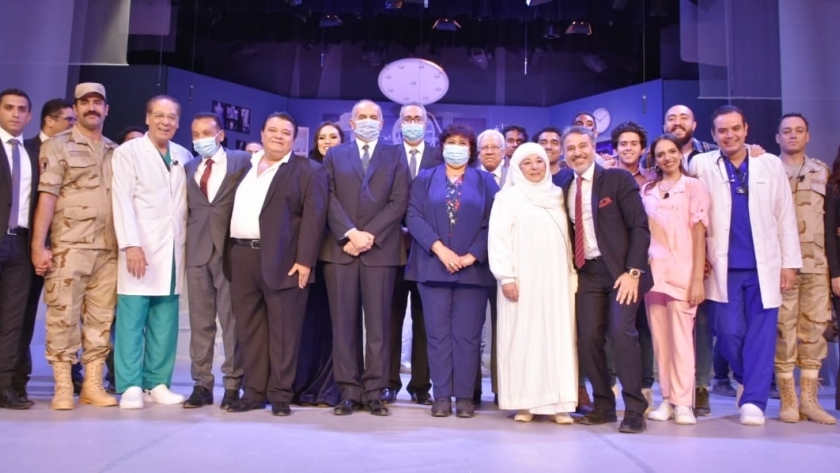 الدكتورة إيناس عبد الدايم وزيرة الثقافة مع أبطال عرض الوصية
