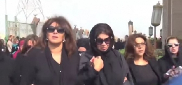 بوسي شلبي تبكي في جنازة زوجها