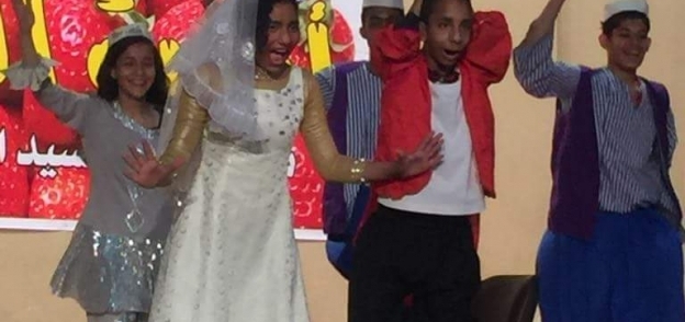 عرض العريس طفش لما شاف العروسة يثير ضحكات الحضور بمهرجان الفراولة بالإسماعيلية.