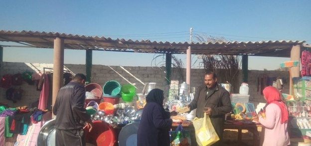 اقبال شديد علي السوق الاسبوعي بقرية بولاق في الوادي الجديد