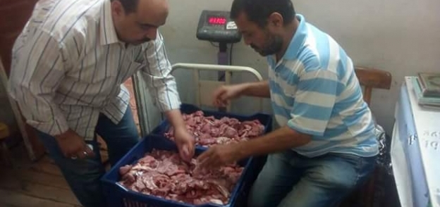 ضبط كميات كبيرة من اللحوم المذبوحة خارج المجازر الحكومية بالإسماعيلية.