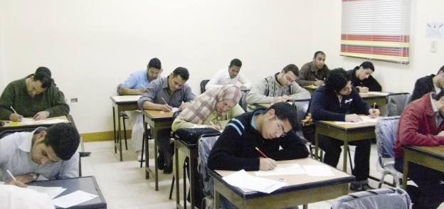 طلاب يؤدون الامتحانات «صورة أرشيفية»